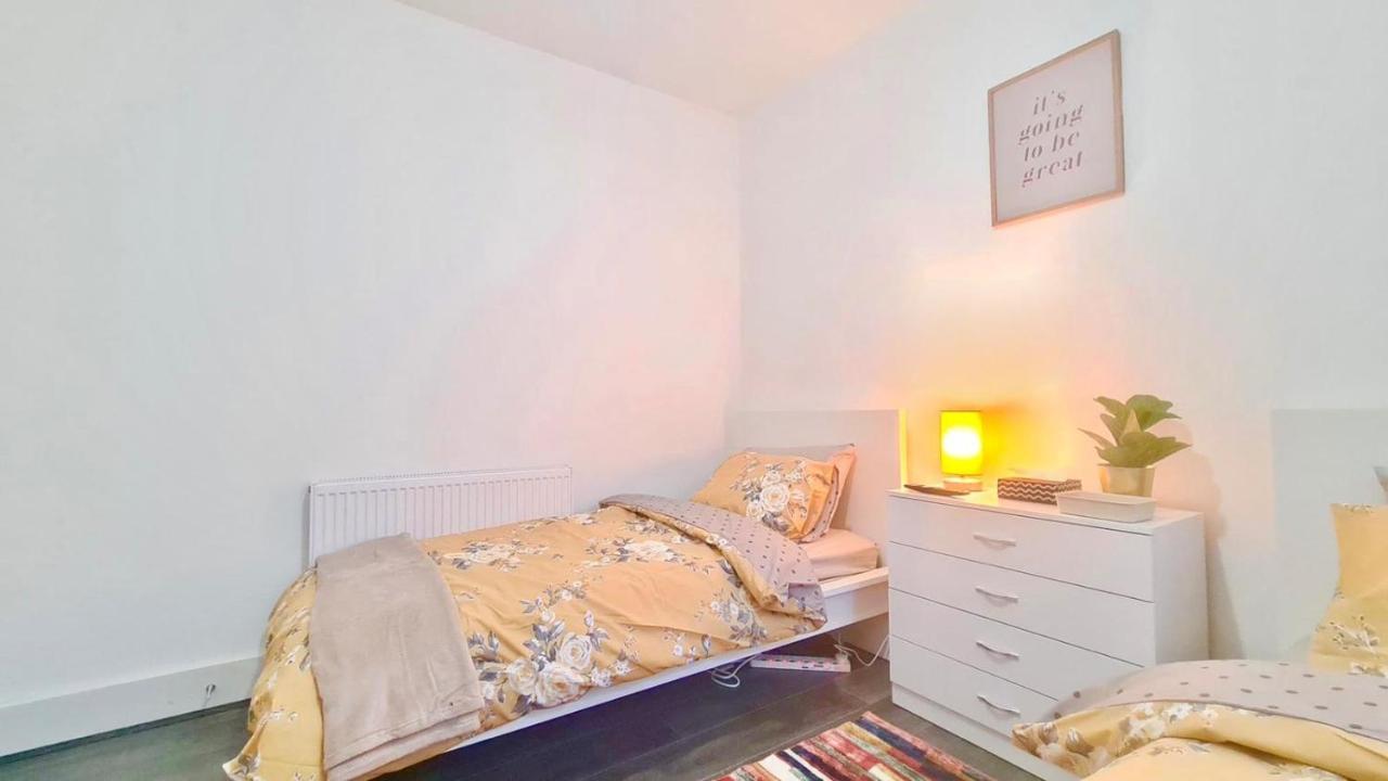 Deluxe Private Room In Manor Park Londres Exterior foto